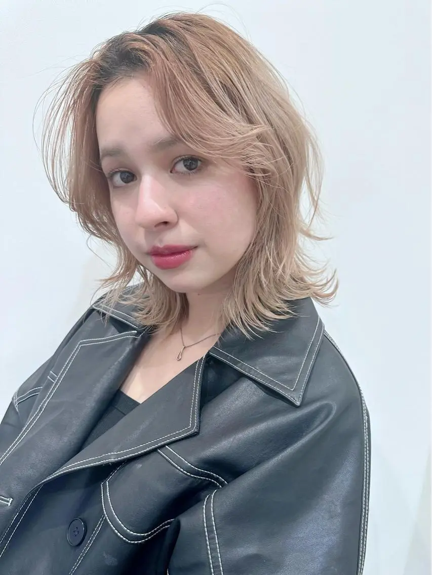 ミディアム カラー ベージュカラー ブロンド ブロンドベージュ カット ヘアカラー 小顔レイヤー/ ベージュ🤍Rieのヘアスタイル
