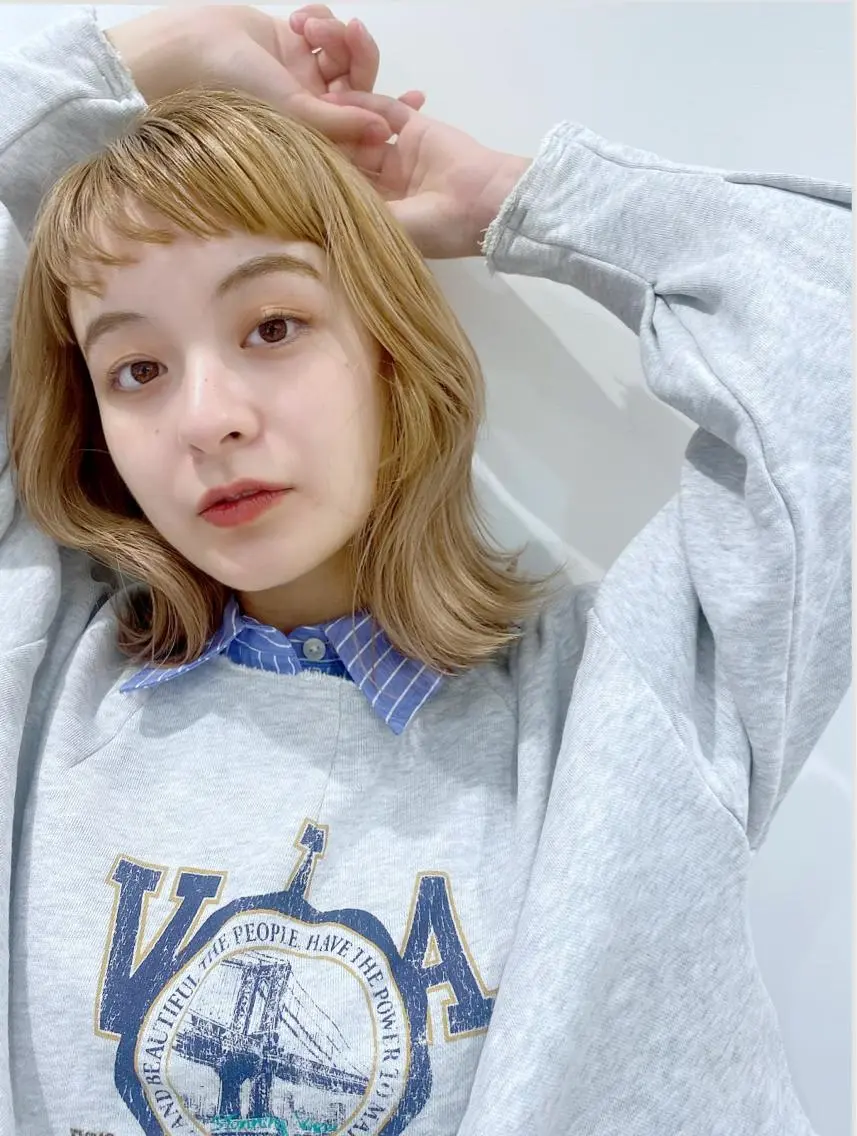 ミディアム カラー 小顔レイヤー/ ベージュ🤍Rieのヘアスタイル