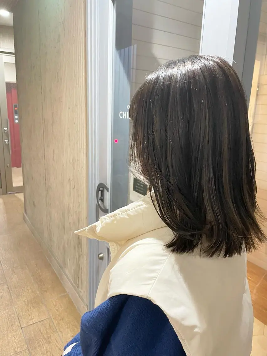 セミロング カラー デザインカラー ハイライトカラー ハイライト Takanishi くすみベージュカラーのヘアスタイル