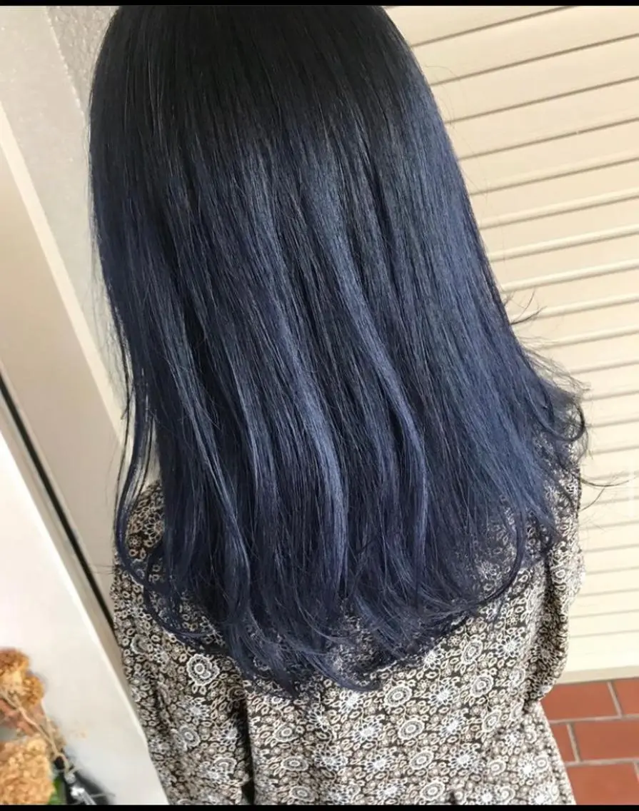 ロング カラー ブリーチ ブルーカラー グラデーションカラー ネイビーカラー noce harumiのヘアスタイル