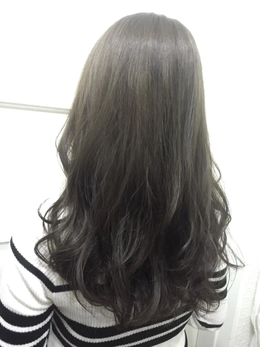 ミディアム セミロング ロング カラー アッシュ アッシュグレー 若杉 諒のヘアスタイル
