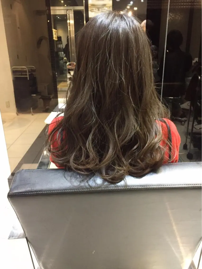セミロング カラー アッシュ ブリーチ ブルーカラー ブルーアッシュ ブリーチなしカラー natsu fujinoのヘアスタイル