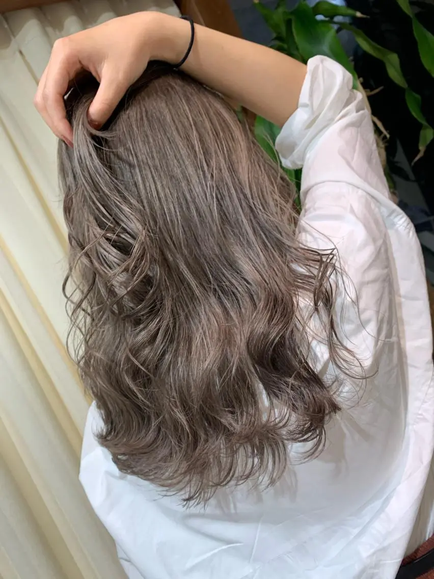ロング カラー アッシュ ベージュカラー ブリーチ ヘアカラー トリートメント ハイトーン得意😍 Lumiereのヘアスタイル
