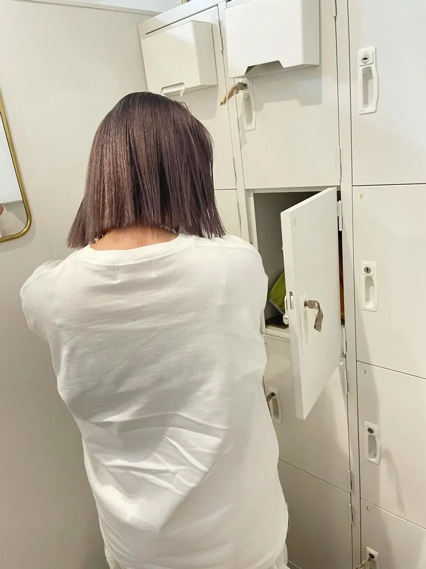 カラー グレージュ シルバー シルバーグレージュ ボブ 大迫 江梨のヘアスタイル