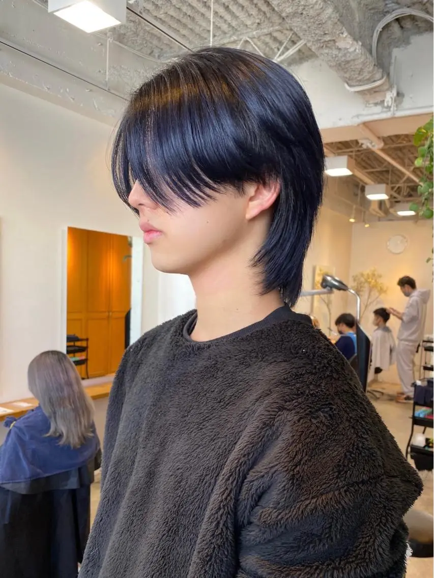 ミディアム カラー メンズ センターパート メンズウルフカット くびれヘア ウルフカット JINKIメンズ特化 メンズカットパーマのヘアスタイル