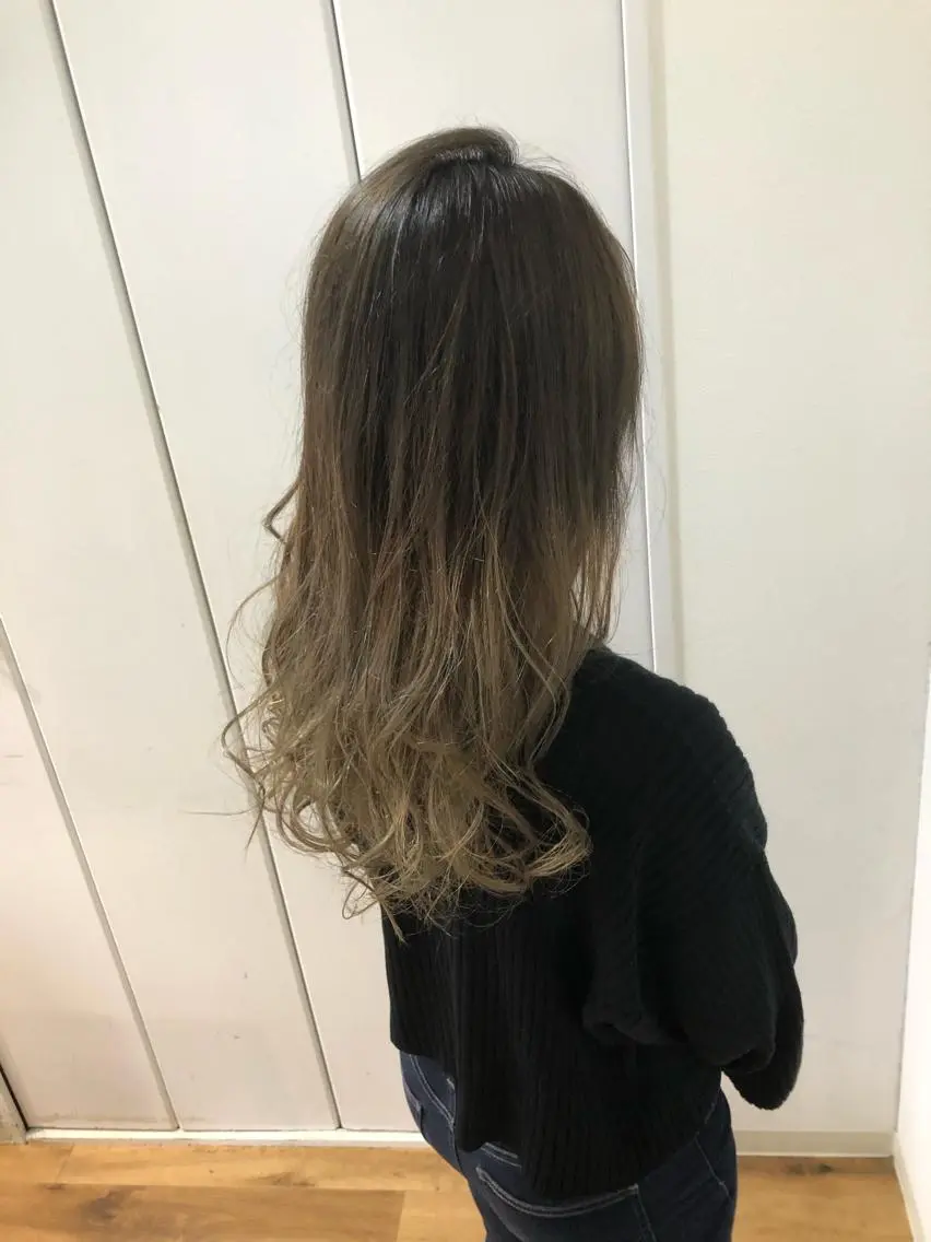 ロング カラー グラデーションカラー グレージュ カット ヘアカラー トリートメント ブリーチ特化 梅田本多翔のヘアスタイル
