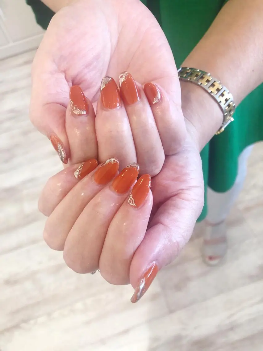 ネイル ゴールド ミラーネイル オレンジ ハンドネイル 【岐阜💅🏻】 オトナ可愛い🤍🪄のネイルデザイン