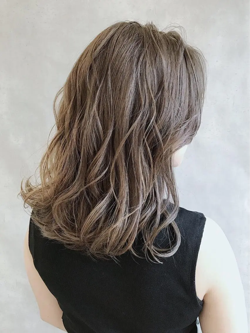 セミロング カラー グレージュ イルミナカラー _WHITE 難波本店のヘアスタイル