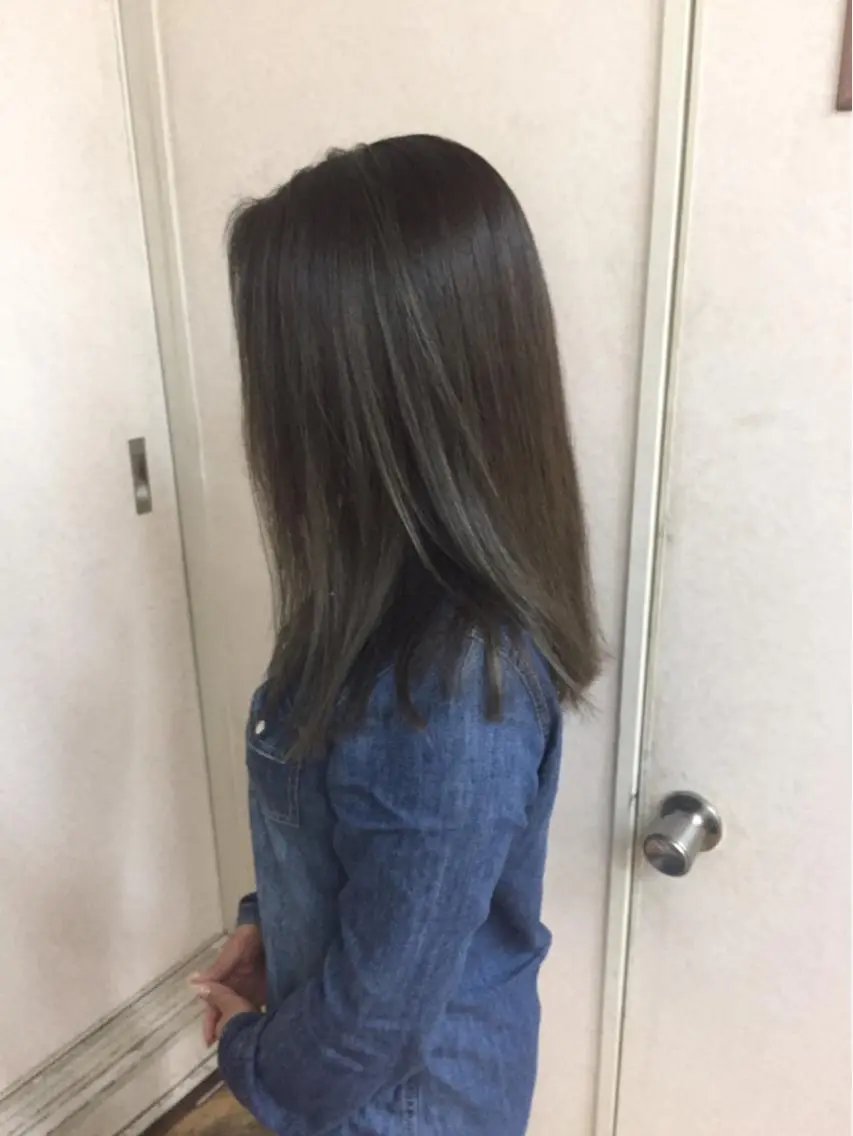 ミディアム カラー ヘアアレンジ グレージュ ハイライトカラー 外国人風カラー ハイライト 三輪 太一のヘアスタイル