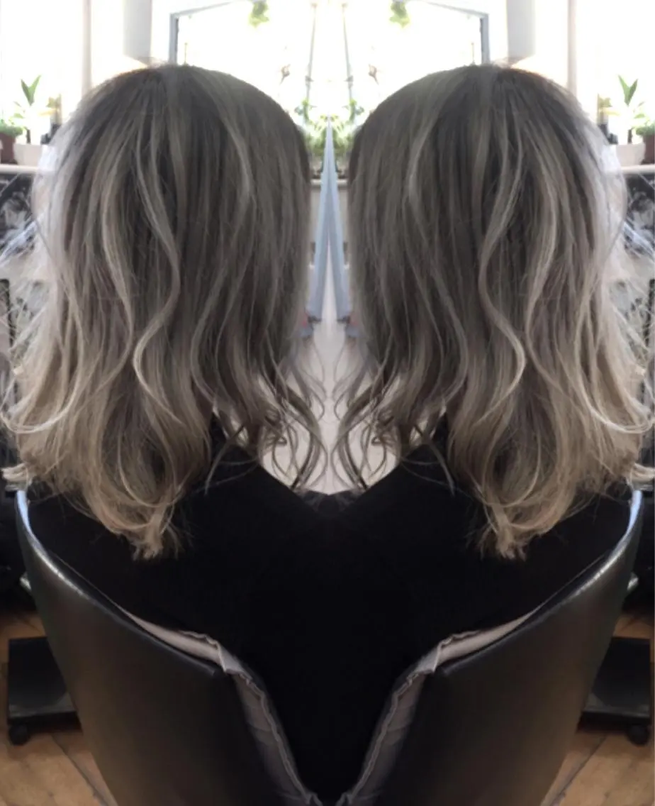 セミロング カラー ネイル アッシュ ブリーチ 透明感カラー ハイライトカラー ホワイトアッシュ ヘアカラー 三輪 太一のヘアスタイル