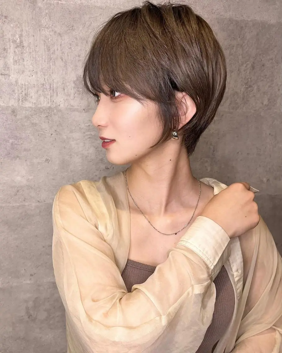 ショート 前下がりボブ ボブ 斜めバング 外国人風カラー 伸ばしかけ _WHITE鳳店 アンダーバーホワイトのヘアスタイル