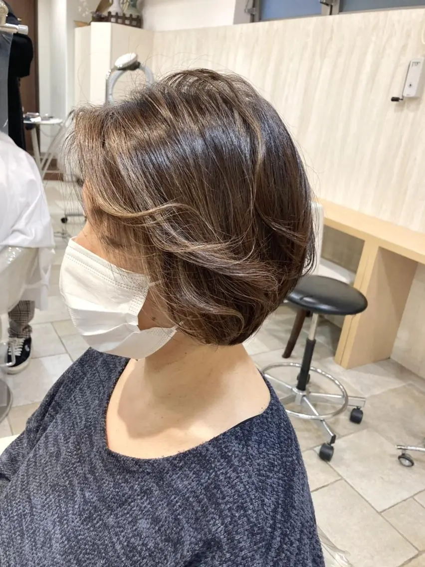 ショート ミストバング 低ダメ高明度 低ダメ高明度ハイトンのヘアスタイル