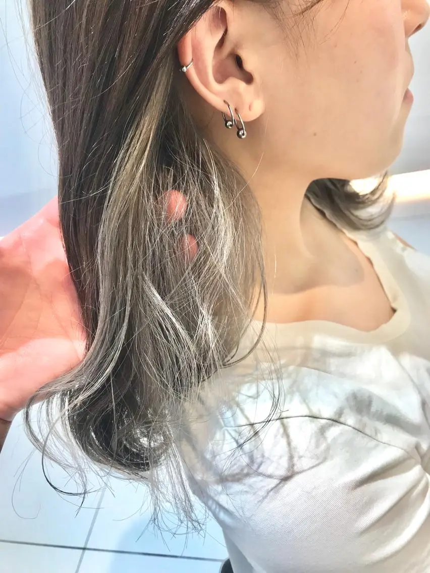 ミディアム カラー インナーカラー シルバー ホワイトシルバー 加藤 憂のヘアスタイル