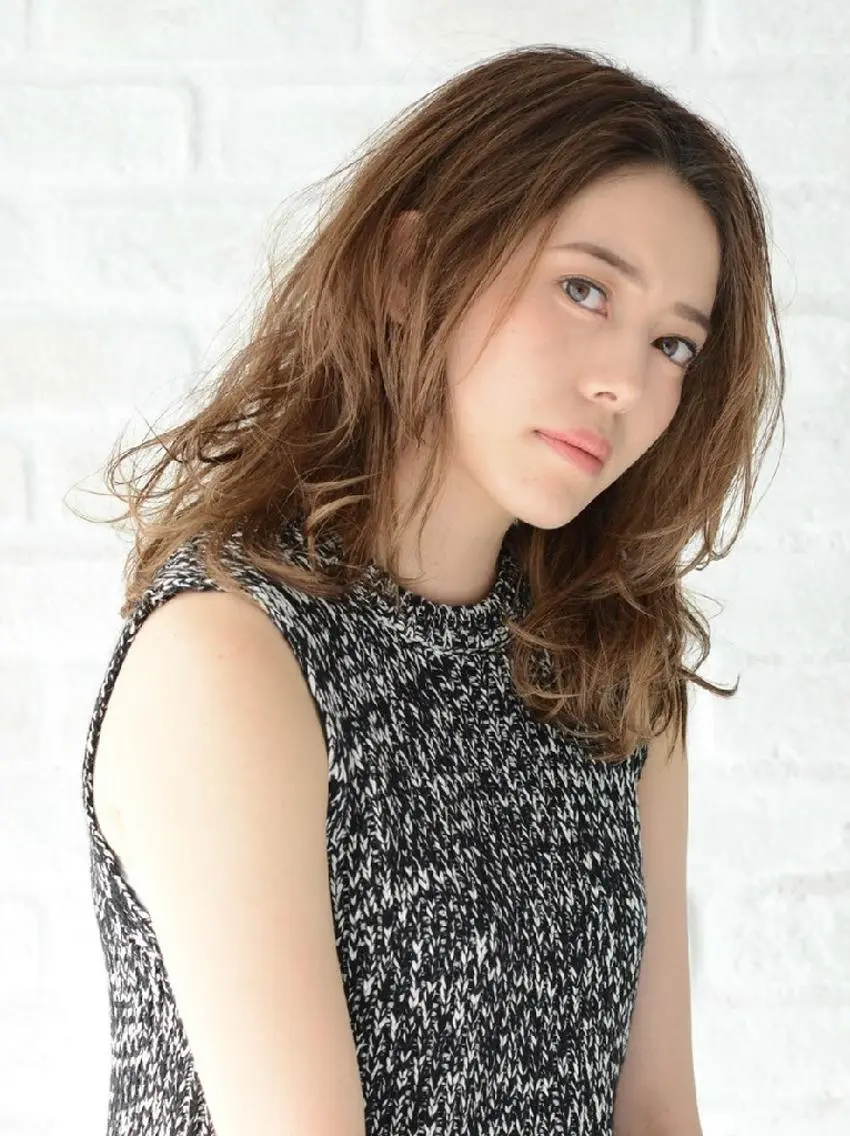 セミロング 平川 直子のヘアスタイル