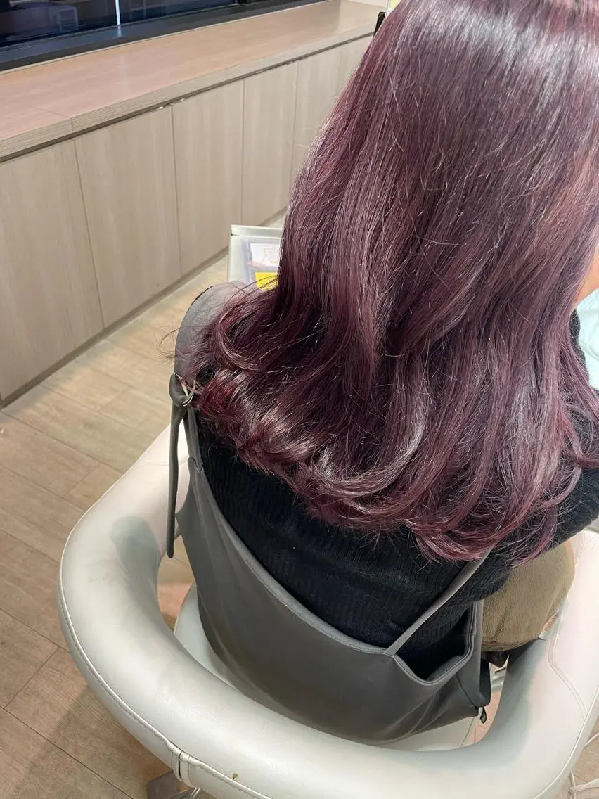 ロング カラー カシス ピンクカラー カット ヘアカラー 松佐 ゆかりのヘアスタイル