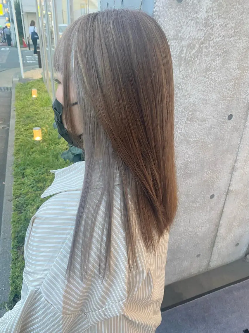 ロング カラー ブリーチ シルバー ホワイトシルバー カット ヘアカラー エクステ/ハイトーン /インナー礒野朱里のヘアスタイル