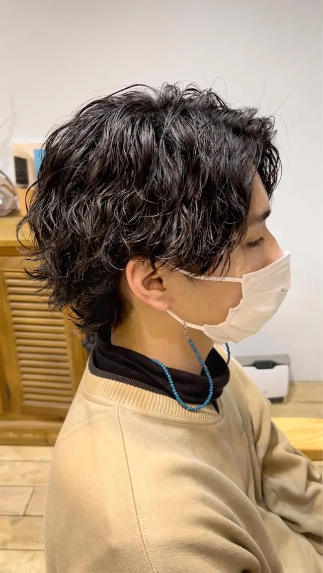 ミディアム パーマ メンズ ミディアムパーマ メンズブリーチ センターパート フェードカット メンズハイライト メンズStylist 山根慧のヘアスタイル