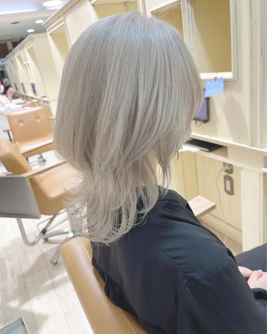 ミディアム カラー ベージュカラー ブリーチ ホワイトベージュ ウルフカット 剣持友希/ifh iizuka/高崎のヘアスタイル