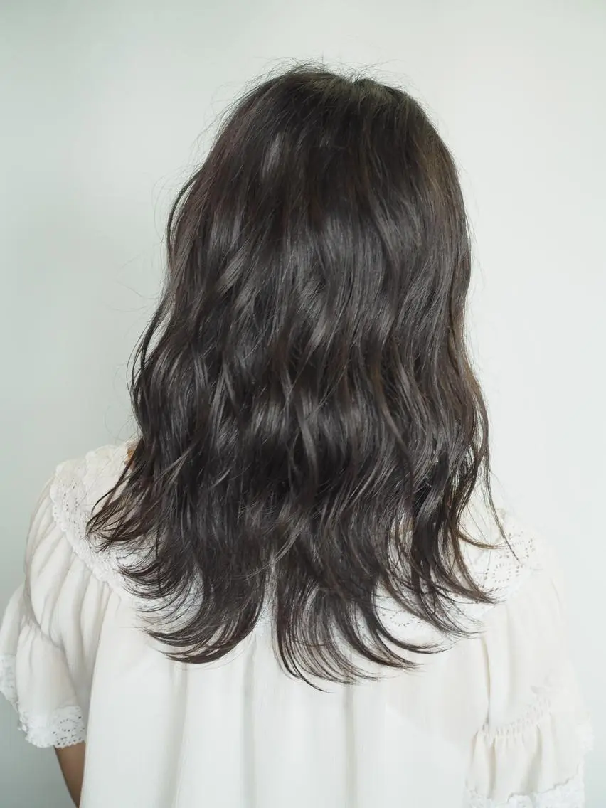 セミロング カラー ヘアアレンジ ブルーカラー メンズハイトーン メンズバレイヤージュのヘアスタイル