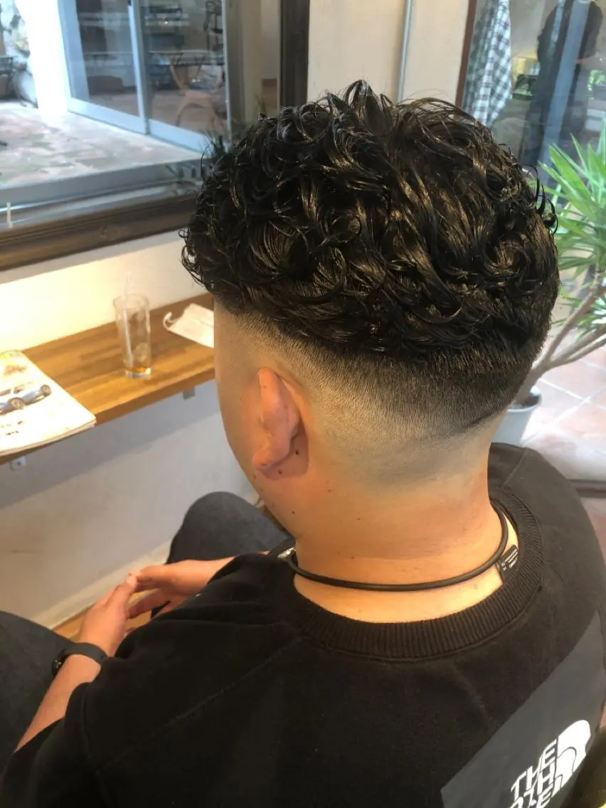 ショート パーマ メンズ フェードカット メンズパーマ スキンフェード カット パーマ 冨士川 英樹のヘアスタイル