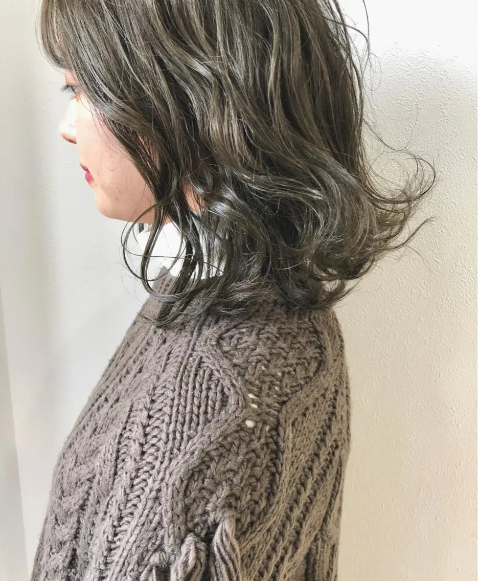 ミディアム カラー グレージュ カーキグレージュ 岩田 萌那のヘアスタイル