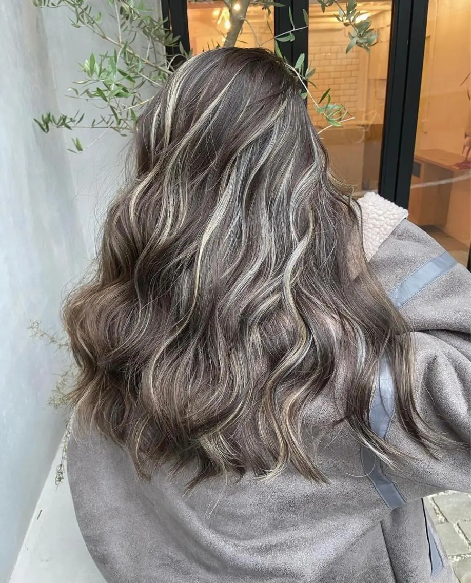 ロング 白いハイライト🤍 タナカリョウスケのヘアスタイル