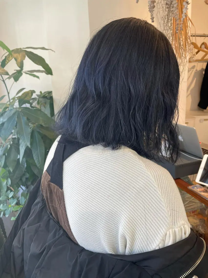 ミディアム カラー 黒髪 ブリーチ ブルーカラー ブルーブラック 外ハネヘア カット ヘアカラー トリートメント 中目黒🌼 🌼ハナのヘアスタイル