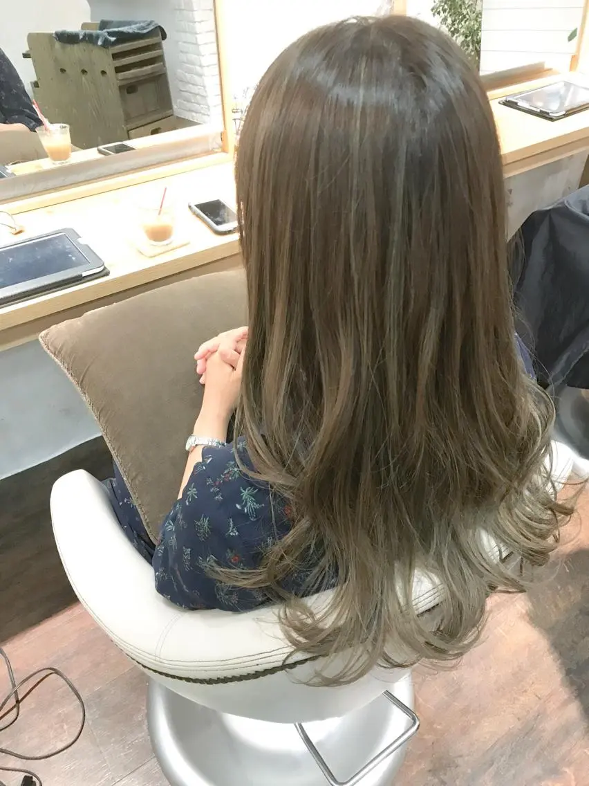 ロング カラー グラデーションカラー ハイライトカラー ハイライト 伊藤 優希のヘアスタイル