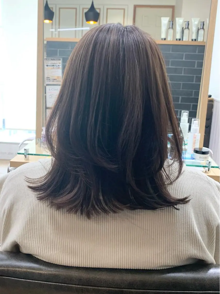 ミディアム カラー パーマ ヘアアレンジ メンズ キッズ ネイル マツエク・マツパ レイヤーカット／ 巻ける縮毛矯正のヘアスタイル