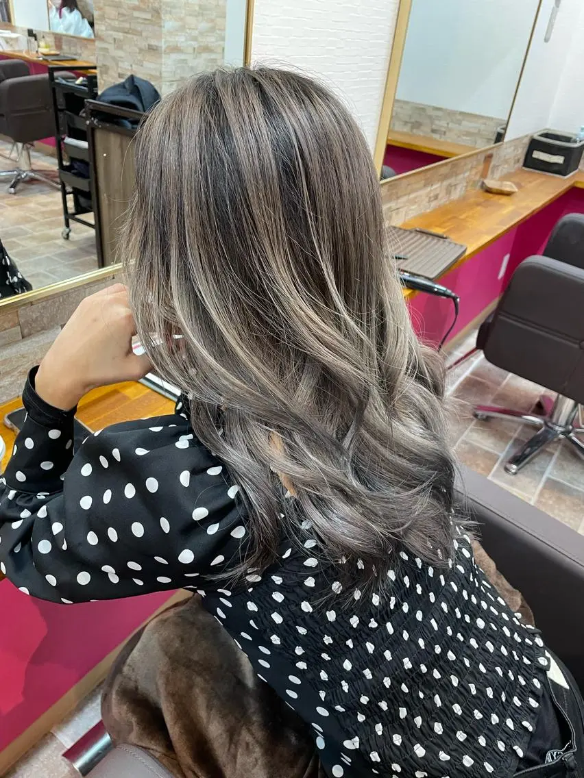 ロング カラー バレイヤージュ レイヤーカット カット ヘアカラー YUI/ ブリーチカラー🌷のヘアスタイル