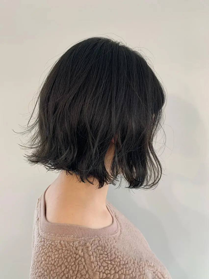 ショート カラー パーマ ヘアアレンジ 切りっぱなしボブ ダークグレー ボブ 加藤 綾華のヘアスタイル