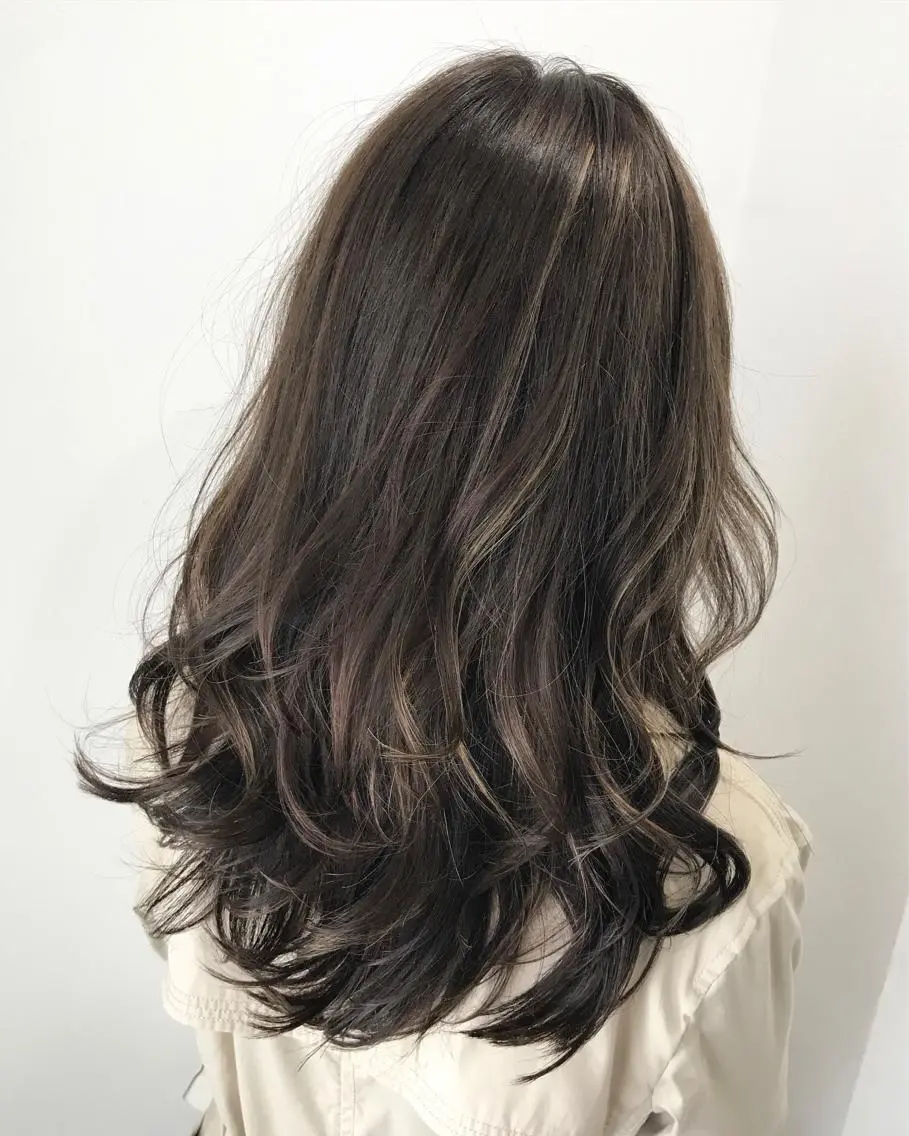 セミロング カラー グレージュ ハイライトカラー ハイライト 若杉 諒のヘアスタイル