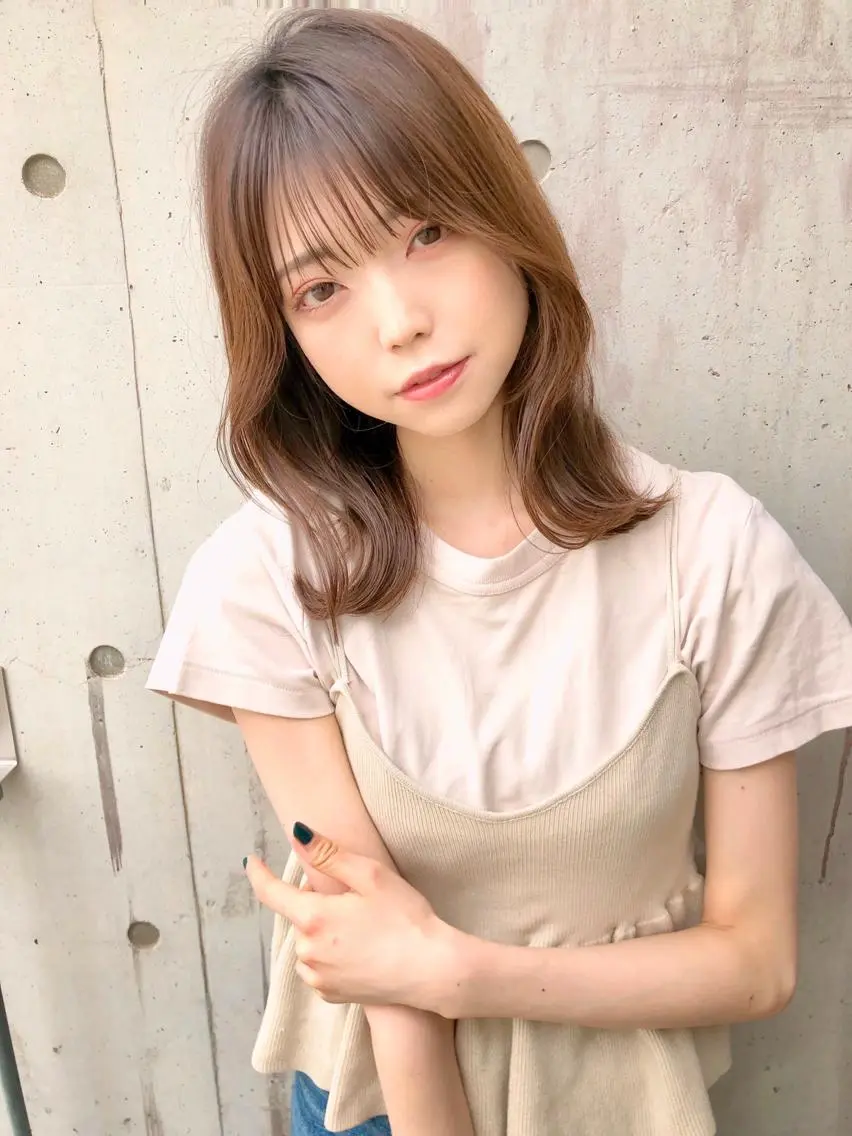ミディアム カラー ベージュカラー 透明感カラー くびれヘア 韓国風ヘア カット ヘアカラー トリートメント トレンドヘア🌿 chinariのヘアスタイル