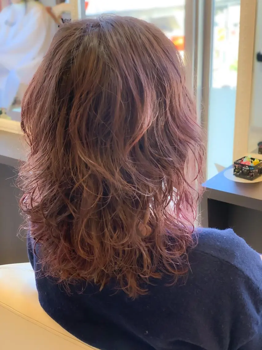 セミロング カラー パーマ ピンクカラー レイヤーカット 大間 礼真のヘアスタイル