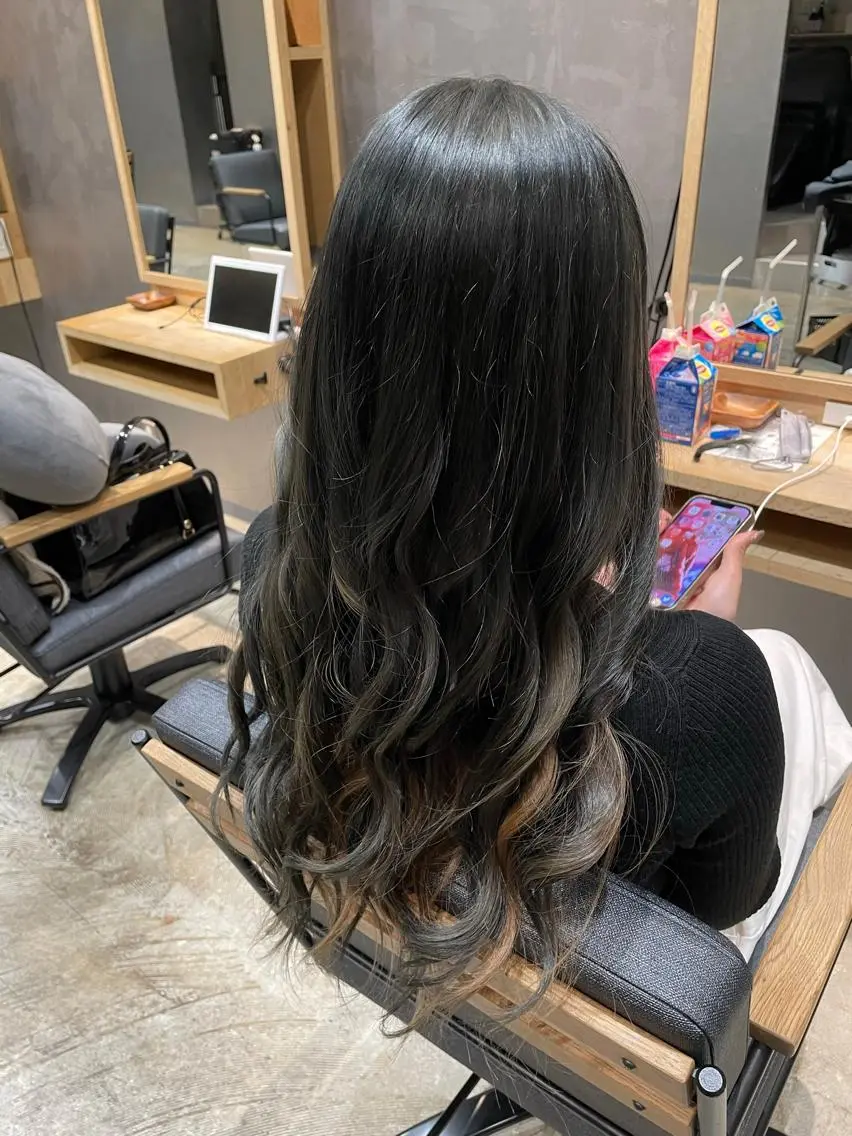 ロング カラー グレージュ オリーブグレージュ オリーブグレー inity　杉本 美羽のヘアスタイル
