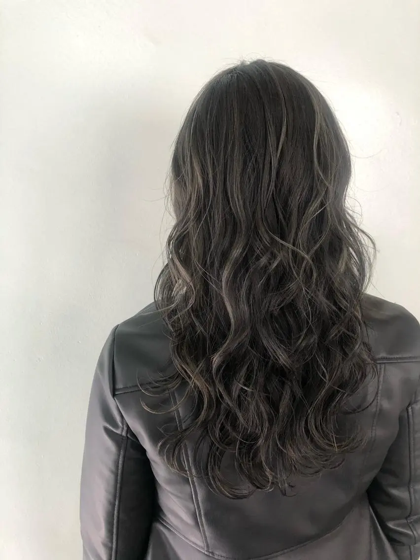 セミロング カラー グレージュ ハイライトカラー ハイライト ベイリコルド　アトリ 店長　宮城一真のヘアスタイル