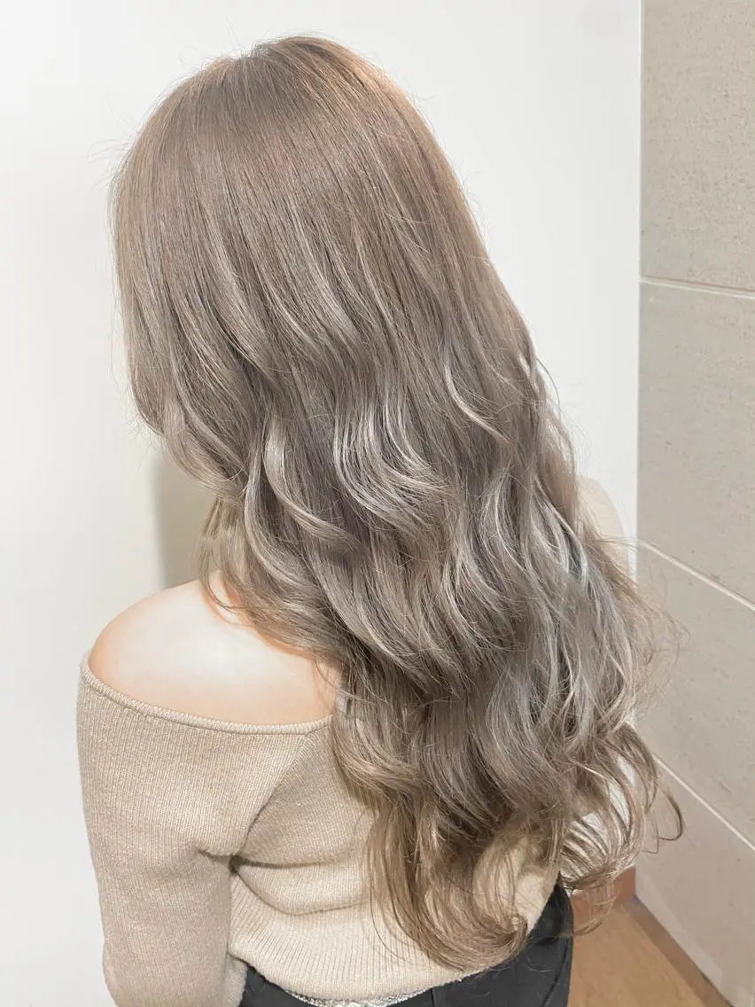 ロング カラー グレージュ シルバー シルバーグレージュ ヘアカラー トリートメント ハイトーン/ブリーチ ルミエール/新栄/栄のヘアスタイル