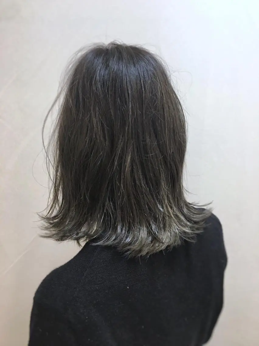 ミディアム カラー グレージュ カーキグレージュ ケアブリーチ 坪井佑樹のヘアスタイル