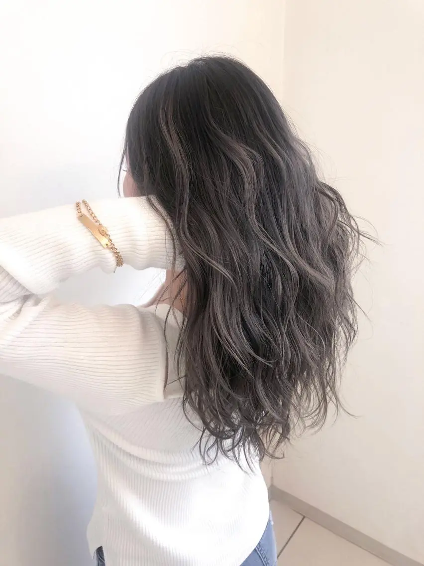 ロング カラー グレージュ ハイライトカラー ハイライト ヘアカラー トリートメント 美髪矯正・レイヤー 倉友哉のヘアスタイル