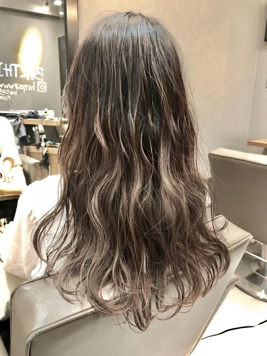 ロング カラー ヘアアレンジ カット ヘアカラー トリートメント 顔周りレイヤーカット ブリーチminamiのヘアスタイル