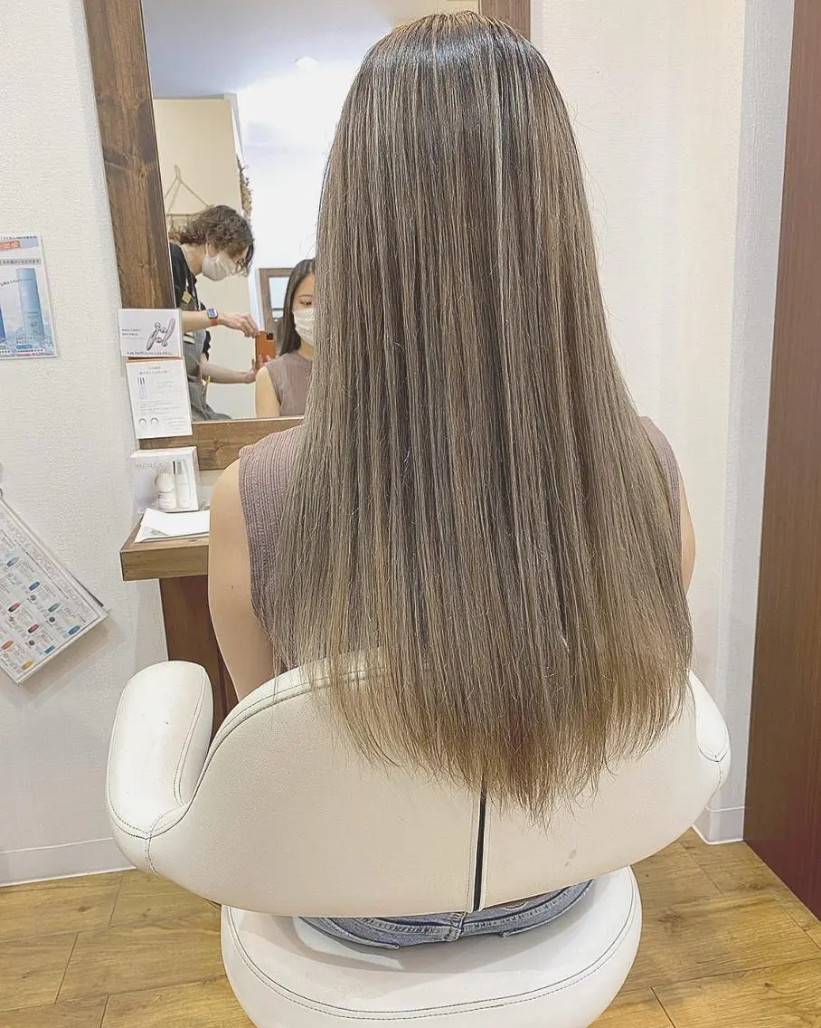 ロング アッシュ 外国人風カラー ハイライト レイヤーカット トリートメント 横浜ブリーチムラ直し ハイトーン/ブリーチのヘアスタイル