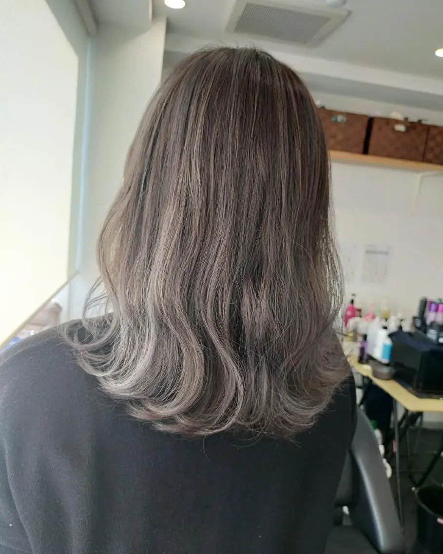 ミディアム カラー バレイヤージュ ハイライトカラー ハイライト レイヤーカット RU RIのヘアスタイル