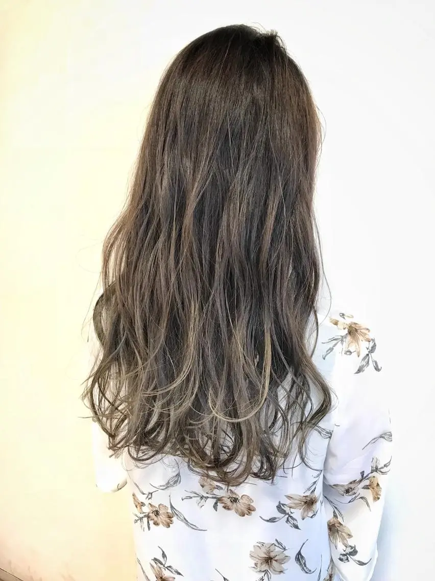 ロング カラー グラデーションカラー ハイライトカラー イルミナカラー ハイライト カット パーマ Miru by INCE HAIRのヘアスタイル
