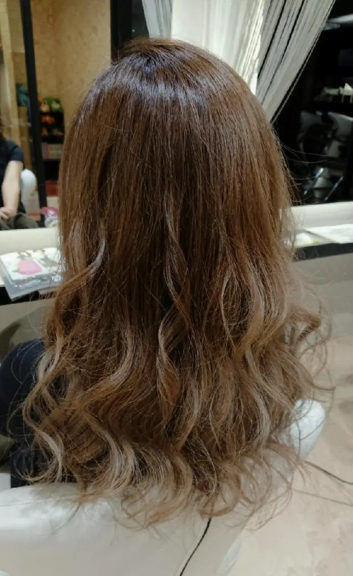 セミロング カラー ブリーチ グラデーションカラー 秋山 幸太のヘアスタイル
