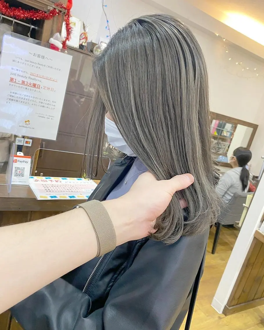 ロング カラー バレイヤージュ ベージュカラー ブリーチ 透明感カラー グラデーションカラー 横浜ブリーチムラ直し ハイトーン/ブリーチのヘアスタイル