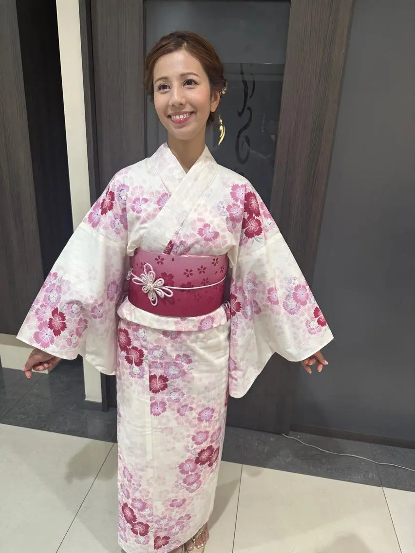 本日空きあり‼️ 艶々カラー🩷のヘアスタイル