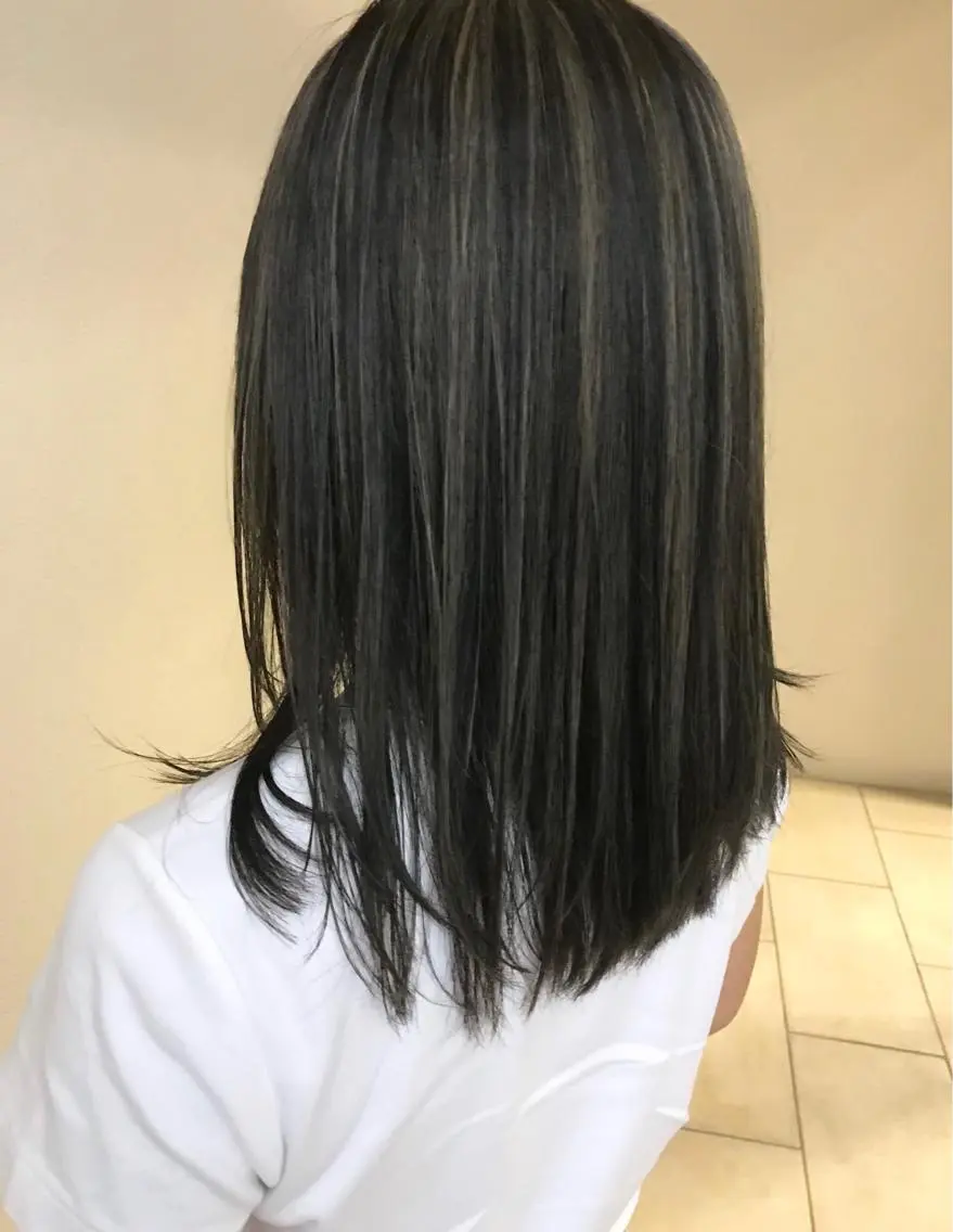 ミディアム アッシュ ハイライト 沢田 瞳のヘアスタイル