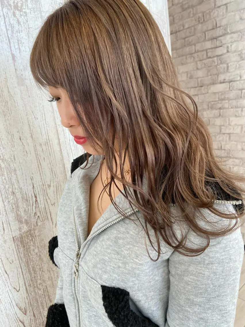 セミロング カラー ブリーチ グレージュ Oopsレイヤー 加藤澄都のヘアスタイル
