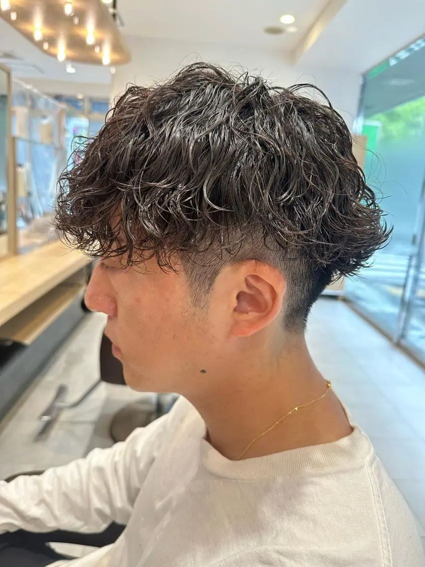ミディアム パーマ メンズ ミディアムパーマ フェードカット メンズパーマ ツイストスパイラルパーマ 波巻きパーマ 💈メンズ特化 美容師サキ💈のヘアスタイル