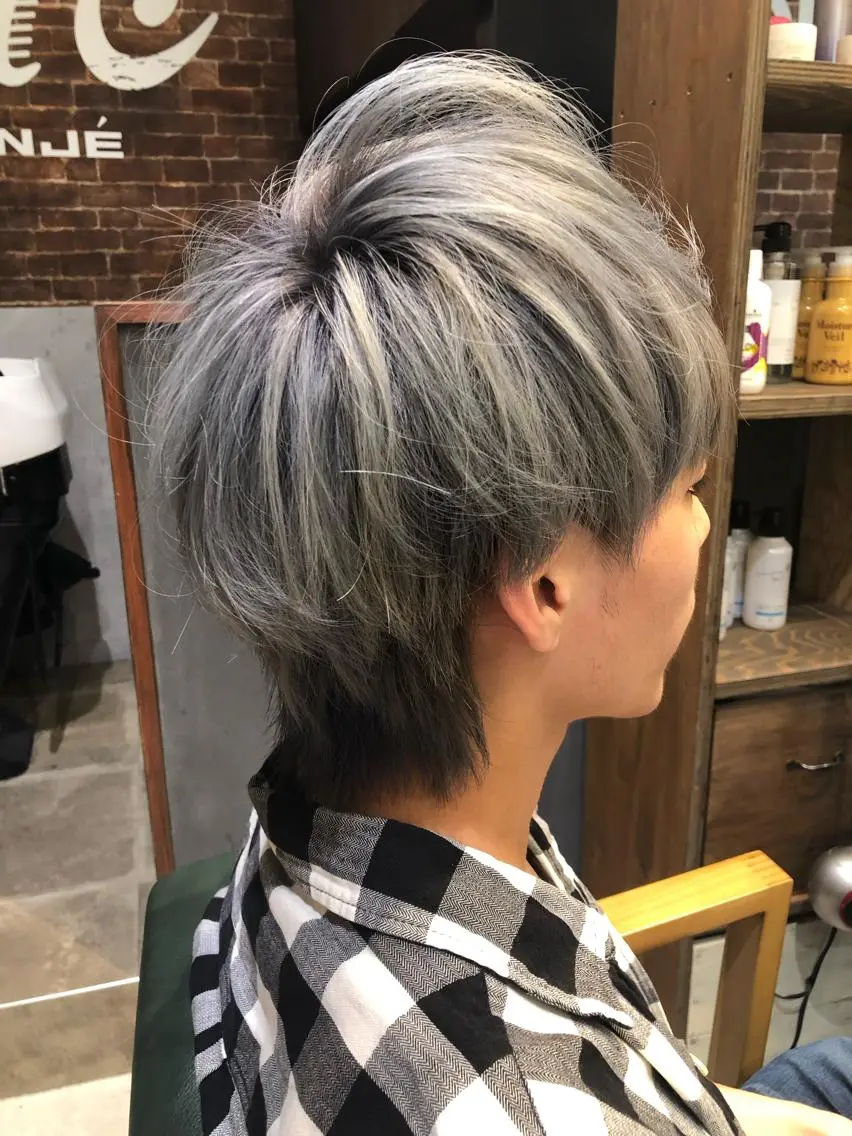 ショート カラー メンズ シルバー 松本 明日可のヘアスタイル